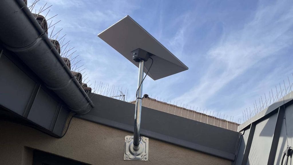 Support Starlink installé sur toit avec antenne v4